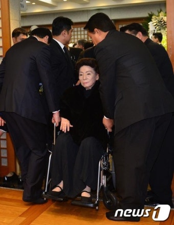 빈소 나서는 손명순 여사