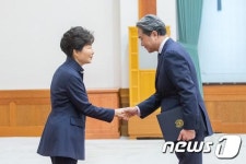 朴 대통령, 이태로 주슬로바키아 대사에게 신임장 수여