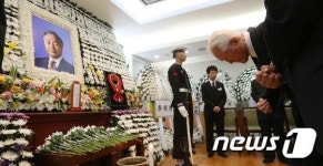 조문하는 최형우 전 장관