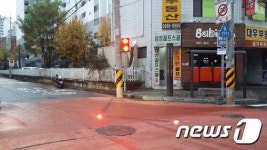 염창동 주민센터 앞에 차량 접근시 깜빡 알리미 설치