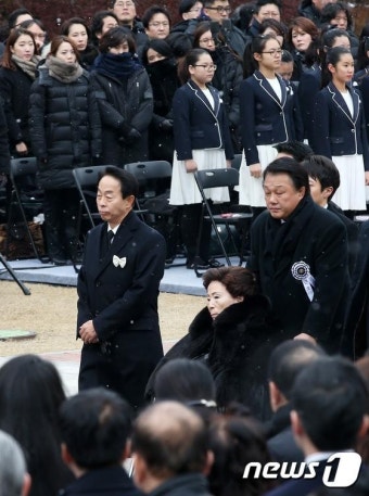 영결식 참석하는 유가족들