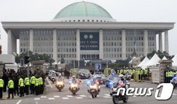 국회나서는 김영삼 전 대통령 운구행렬