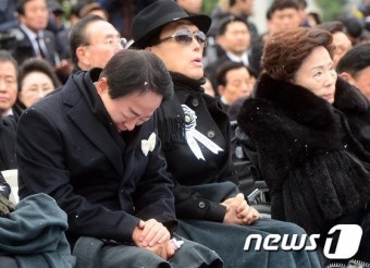 'YS 영결식' 오열 하는 현철씨