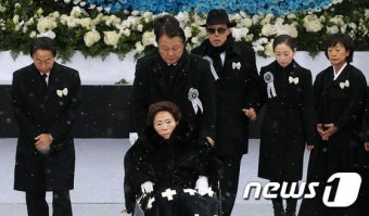 헌화 마친 손명순 여사