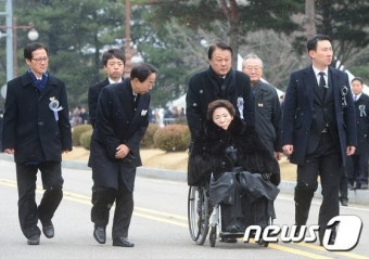 영결식 들어서는 손명순 여사와 김현철 씨