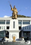 해군사관학교 이순신 장군 동상 섰다