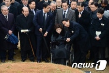 묘소를 바라보며