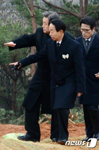 묘역 주변 둘러보는 김현철-김무성