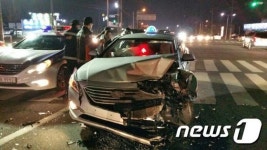익산서 대리 부른 부부, 신호위반 택시와 충돌…4명 부상