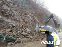 홍천 86호선 지방도로에 낙석