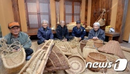 농민들이 만든 짚풀공예 제품들