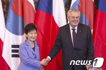 체코 대통령과 악수하는 박근혜 대통령