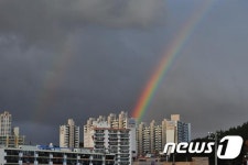 무지개 피어난 아파트