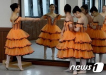 실기 연습에 매진하는 무용과 학생들