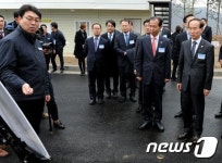 홍천 하수처리장 태양광발전시설 설명듣는 환경부장관