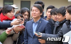 기자들 질문받는 안철수 의원