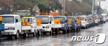 제주 감귤가공공장 앞에 늘어선 화물차