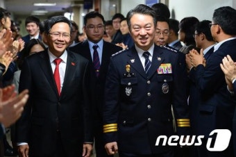 환하게 웃으며 입장하는 팜 후이 찌 주한베트남 대사-강신명 경찰청장