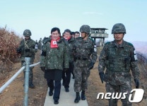 최전방 경계 작전지역 돌아보는 최경환 부총리