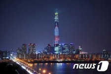 거인 산타가 나타났다…롯데월드타워, 크리스마스 조명쇼