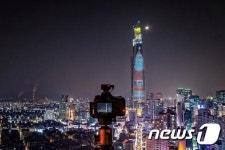 롯데월드타워에 세상에서 가장 큰 산타 등장