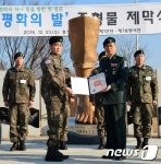 두다리로 일어나 훈장 받는 하재헌 중사