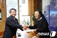 [단신]강원발전연구원, 밀알재활원 기부금 전달