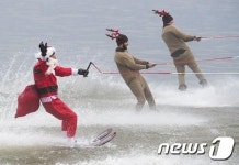 [사진] 수상스키 즐기는 산타와 루돌프 사슴