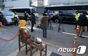 소녀상 앞 지나는 日 외무상 일행 차량들