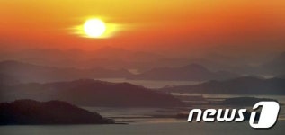 마량항 위로 떠오른 해