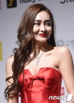 유안 링얀, 숨막히는 가슴골