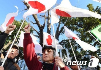 [사진] 日 극우 위안부 합의 반대 시위