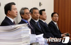 나라히 앉아 기다리는 국무위원들