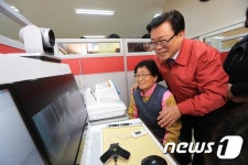 원격 건강관리시스템 시연 참관하는 이동필 농림축산식품부 장관