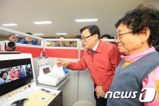 이동필 농림축산식품부 장관, 원격 건강관리시스템 시연 참석