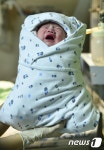 힘찬 울음 터뜨리는 새해 첫 둥이