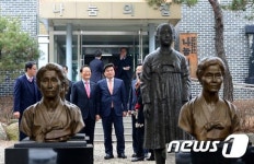 나눔의 집 방문 찾아 간 새누리당 의원들