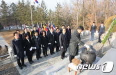[단신]강원도의회, 춘천 충열탑 참배로 새해시작