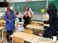 교실 둘러보는 학부모와 아이들