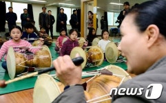 장구 배우는 어린이들