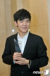 트로피 쥔 커제 이세돌을 이기고