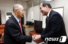 악수하는 백선엽 장군-박승춘 처장