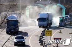 입경하는 개성공단 입주기업 차량들