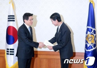 적십자 특별회비 전달하는 황교안 국무총리