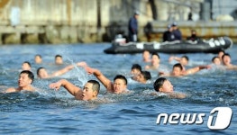 맨몸수영 훈련하는 해군 해난구조대