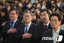 국민의례하는 문재인-이종걸