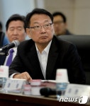 평택항 설명듣는 유일호 부총리