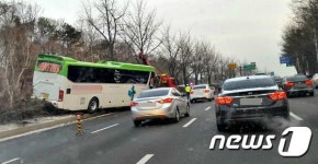 과천서 통근버스-굴삭기 추돌…1명 중상·19명 경상