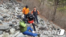 무학산서 하산하다 60대 미끌…헬기로 병원 이송