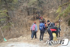 흙길과 낙엽으로 수북이 쌓인 마차산 등산로 입구